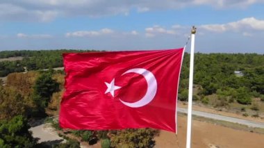 Ağır çekim dalgalanan Türk bayrağı.