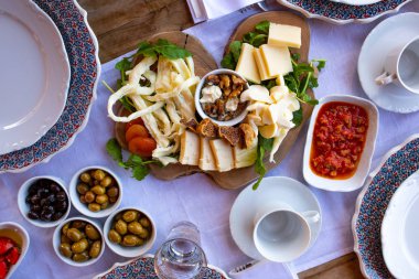 Türk kahvaltısı masada.
