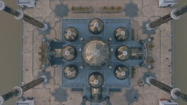 Crystal Mosque veya Mescid Kristal Wan adam, Terengganu, Malezya bir camidir. Çelik, cam ve kristal yapılmış büyük bir yapı Camii İslam miras Park adada yer almaktadır.