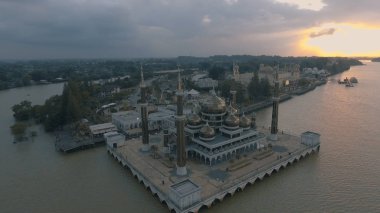 Crystal Mosque veya Mescid Kristal Wan adam, Terengganu, Malezya bir camidir. Çelik, cam ve kristal yapılmış büyük bir yapı Camii İslam miras Park adada yer almaktadır.