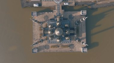 Crystal Mosque veya Mescid Kristal Wan adam, Terengganu, Malezya bir camidir. Çelik, cam ve kristal yapılmış büyük bir yapı Camii İslam miras Park adada yer almaktadır.