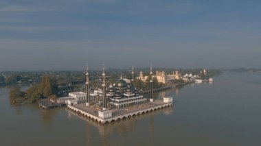 Crystal Mosque veya Mescid Kristal Wan adam, Terengganu, Malezya bir camidir. Çelik, cam ve kristal yapılmış büyük bir yapı Camii İslam miras Park adada yer almaktadır.