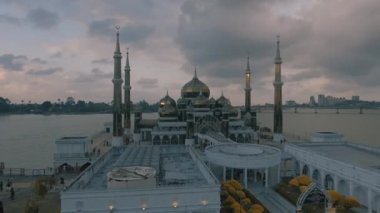Crystal Mosque veya Mescid Kristal Wan adam, Terengganu, Malezya bir camidir. Çelik, cam ve kristal yapılmış büyük bir yapı Camii İslam miras Park adada yer almaktadır.