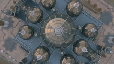 Crystal Mosque veya Mescid Kristal Wan adam, Terengganu, Malezya bir camidir. Çelik, cam ve kristal yapılmış büyük bir yapı Camii İslam miras Park adada yer almaktadır.