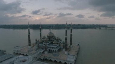 Crystal Mosque veya Mescid Kristal Wan adam, Terengganu, Malezya bir camidir. Çelik, cam ve kristal yapılmış büyük bir yapı Camii İslam miras Park adada yer almaktadır.