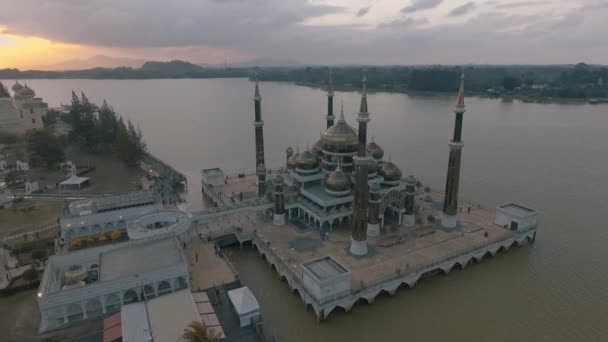 水晶清真寺 Masjid Masjid 是马来西亚丁加奴万满的一座清真寺 这座清真寺是由钢铁 玻璃和水晶组成的宏伟建筑 位于岛上的伊斯兰遗产公园 — 图库视频影像