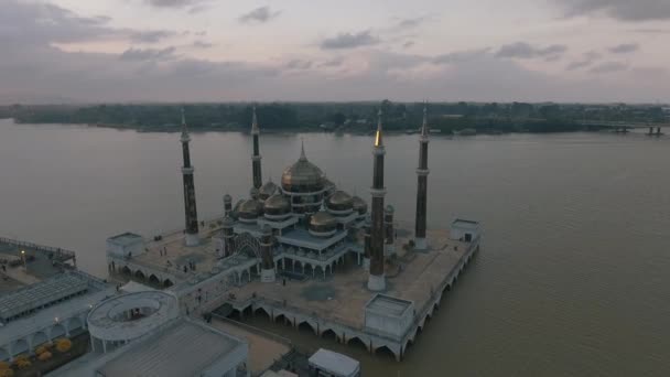 水晶清真寺 Masjid Masjid 是马来西亚丁加奴万满的一座清真寺 这座清真寺是由钢铁 玻璃和水晶组成的宏伟建筑 位于岛上的伊斯兰遗产公园 — 图库视频影像