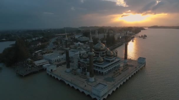 水晶清真寺 Masjid Masjid 是马来西亚丁加奴万满的一座清真寺 这座清真寺是由钢铁 玻璃和水晶组成的宏伟建筑 位于岛上的伊斯兰遗产公园 — 图库视频影像