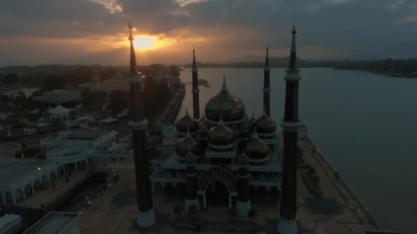 水晶清真寺 Masjid Masjid 是马来西亚丁加奴万满的一座清真寺 这座清真寺是由钢铁 玻璃和水晶组成的宏伟建筑 位于岛上的伊斯兰遗产公园 — 图库视频影像