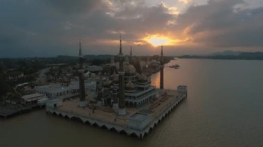 Crystal Mosque veya Mescid Kristal Wan adam, Terengganu, Malezya bir camidir. Çelik, cam ve kristal yapılmış büyük bir yapı Camii İslam miras Park adada yer almaktadır.