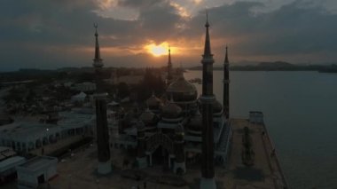 Crystal Mosque veya Mescid Kristal Wan adam, Terengganu, Malezya bir camidir. Çelik, cam ve kristal yapılmış büyük bir yapı Camii İslam miras Park adada yer almaktadır.