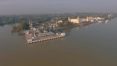 Crystal Mosque veya Mescid Kristal Wan adam, Terengganu, Malezya bir camidir. Çelik, cam ve kristal yapılmış büyük bir yapı Camii İslam miras Park adada yer almaktadır.