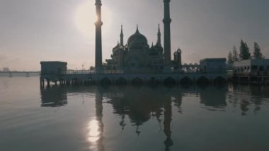 Crystal Mosque veya Mescid Kristal Wan adam, Terengganu, Malezya bir camidir. Çelik, cam ve kristal yapılmış büyük bir yapı Camii İslam miras Park adada yer almaktadır.