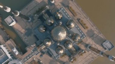 Crystal Mosque veya Mescid Kristal Wan adam, Terengganu, Malezya bir camidir. Çelik, cam ve kristal yapılmış büyük bir yapı Camii İslam miras Park adada yer almaktadır.