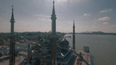 Crystal Mosque veya Mescid Kristal Wan adam, Terengganu, Malezya bir camidir. Çelik, cam ve kristal yapılmış büyük bir yapı Camii İslam miras Park adada yer almaktadır.