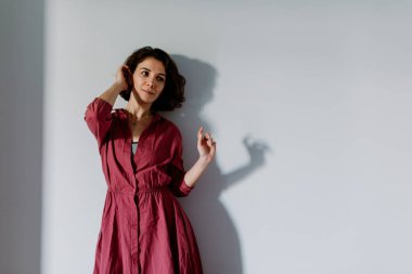 Genç model kamera önünde poz.