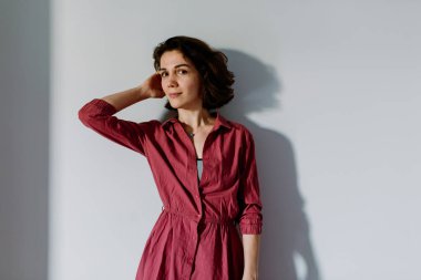 Genç model kamera önünde poz.