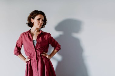 Genç model kamera önünde poz.