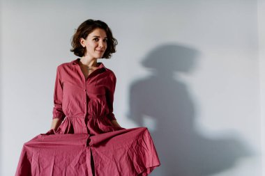 Genç model kamera önünde poz.