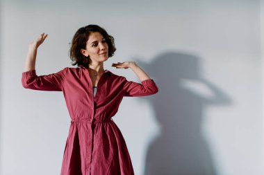 Genç model kamera önünde poz.