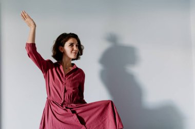 Genç model kamera önünde poz.