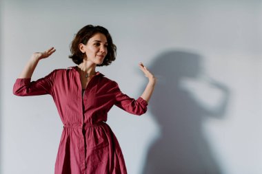 Genç model kamera önünde poz.