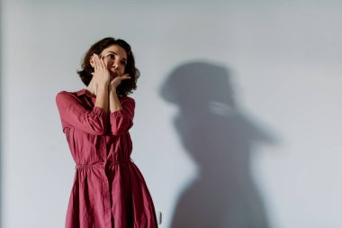 Genç model kamera önünde poz.