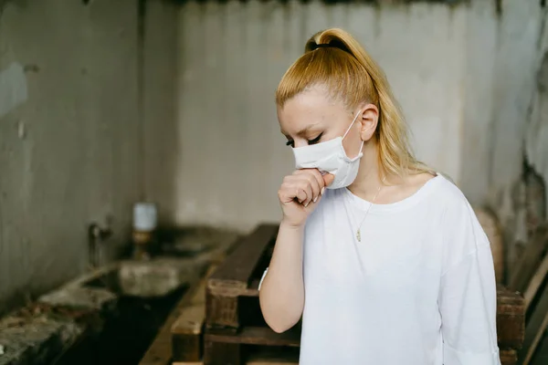Jonge Vrouw Met Een Masker Hoesten — Stockfoto