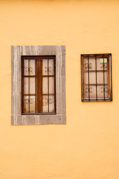 黄色の壁に つのウィンドウ — ストック写真