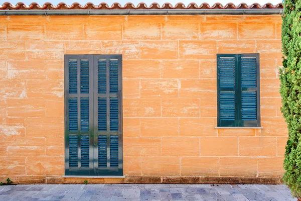 Puerta Azul Ventana Azul Pared Naranja — Foto de Stock