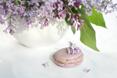 Lezzetli fransız menekşe makaronlar ve leylak çiçekleri