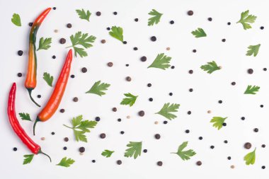 Sebze deseni. Yemek geçmişi. Beyaz arka planda biber, maydanoz ve baharat bileşimi. Üstte görüntü.