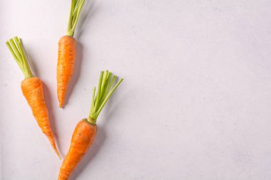 Hafif bir arka plan üzerinde Havuç. Düz yatıyordu. Kopyalama alanı