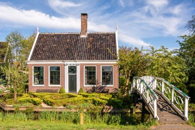 Geleneksel Hollanda eski ev ve bahçe. Kanalın karşısındaki beyaz köprü. Hollanda. Avrupa