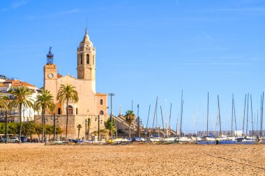 Sitges 'deki Sant Bartomeu ve Santa Tecla kilisesinin manzarası. İspanya.
