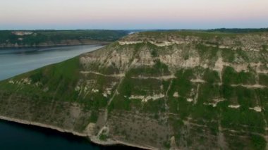 Ukraynalı manzara Nehri Dnister görkemli hava drone uçuş. Dik shore taşlarla. Doğa insanlar olmadan. Gün batımı. 4k