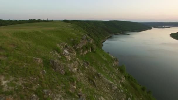 Vol de drone aérien majestueux à travers le paysage ukrainien rivière Dnister. Rivage escarpé avec des pierres. La nature sans personne. Coucher de soleil. 4K 