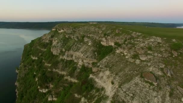 Majestuoso avión no tripulado aéreo vuelo a través del paisaje ucraniano río Dnister. Orilla empinada con piedras. Naturaleza sin gente. Puesta de sol. 4K — Vídeos de Stock