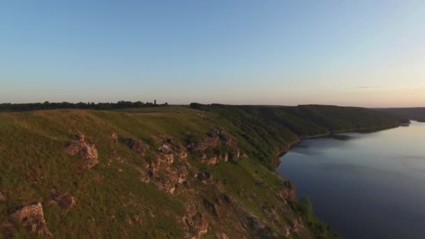 Majestatyczny drone lotnicze lot przez ukraiński krajobraz rzeki Dniestr. Stromy brzeg z kamieni. Natura bez ludzi. Zachód słońca. 4k — Wideo stockowe