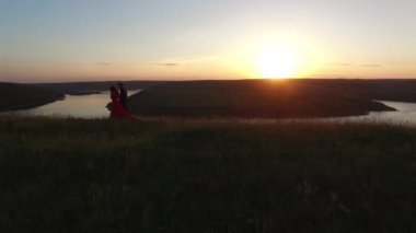 Hava uçuş kaç sonra nehir banka kenarında yürüyüş aşk yakınındaki. Şaşırtıcı kırmızı elbiseli kadın. Siyah adam. Günbatımı.
