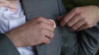 damat beyaz mendili ceketinde ayarlar.