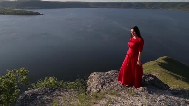 Mulher Branca Bonita Vestido Vermelho Posando Para Câmera Margem Rio — Vídeo de Stock