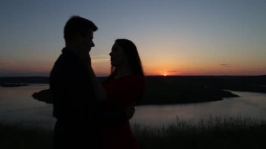 Kaç sonra nehir kenarında öpüşme aşk. Günbatımı ışık.