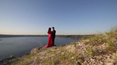 Kaç sonra nehir kenarında öpüşme aşk. Günbatımı ışık.