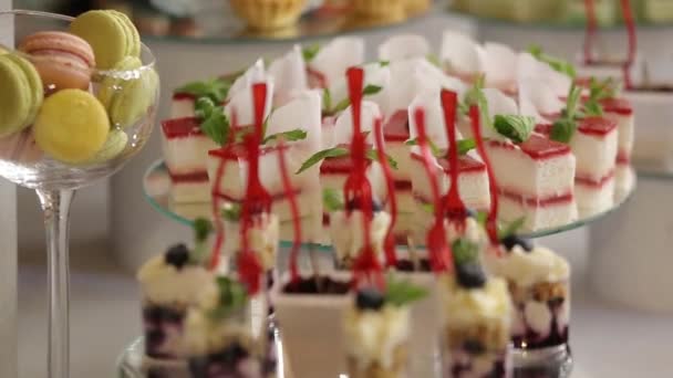 Deliciosa mesa de postres de barra de dulce de recepción de boda dentro de la sala de celebración . — Vídeos de Stock