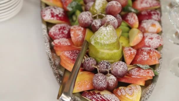 Pudra şekeri düğün şeker çubuğu altında düzenlenen meyve — Stok video