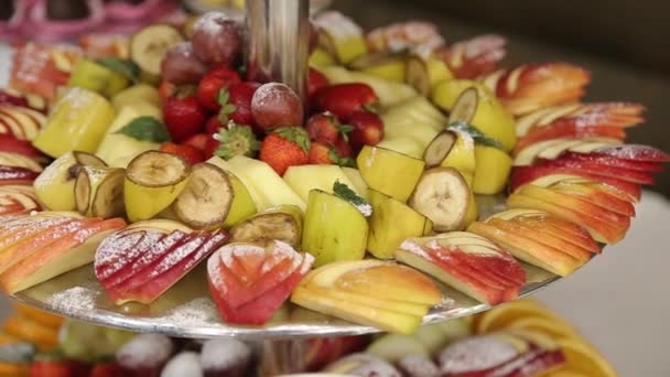 Cutted fruits under sugar powder on wedding candy bar — Stock Video