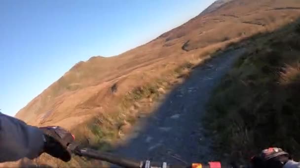 机载相机:在大不列颠石板山的石道上骑山地自行车下山.从第一人称的角度来看Pov. — 图库视频影像