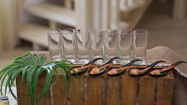 Ingericht catering banket tafel met garnalen snacks op bruiloft viering. — Stockvideo