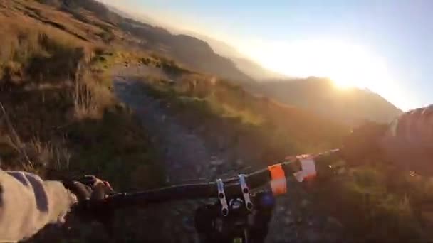 Palubní kamera: Jízda na horském kole z kopce v kamenné silnici v Slate Mountain, Velká Británie. Pohled z pohledu první osoby Pov. — Stock video